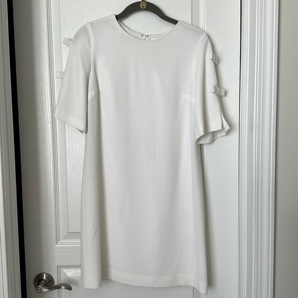 White dress with bow sleeves - Picture 1 of 8